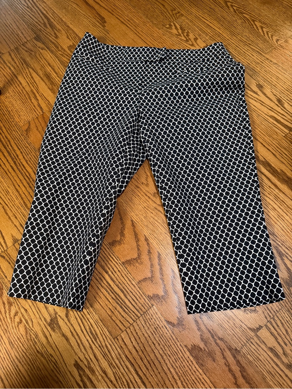 Apt. 9 Black and White Geometric Capri Leggings